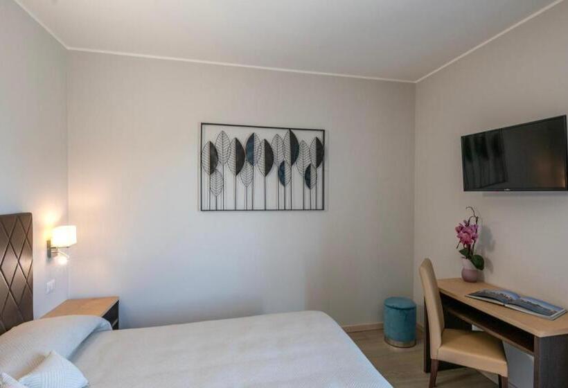 Standard Triple Room with Terrace, Boston