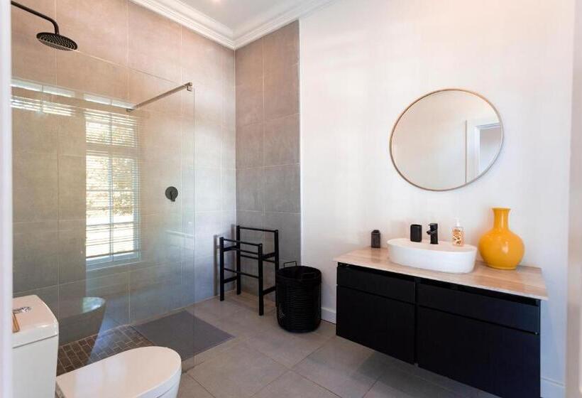 اتاق استاندارد, Taunton Manor