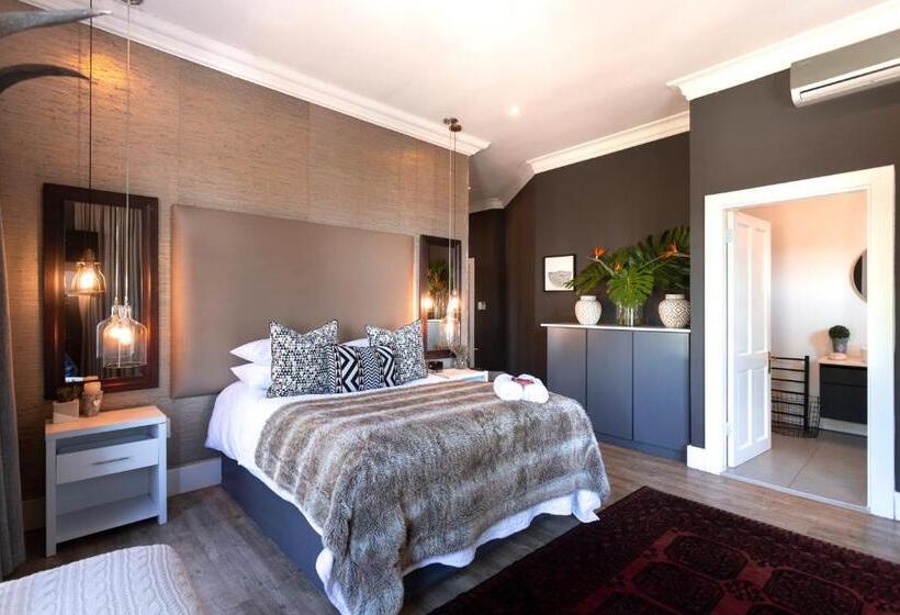 سوییت لوکس, Taunton Manor