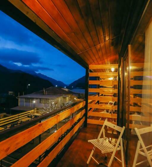 سوئیت جونیور با چشمانداز کوهستان, Wooden Hotel Kazbegi