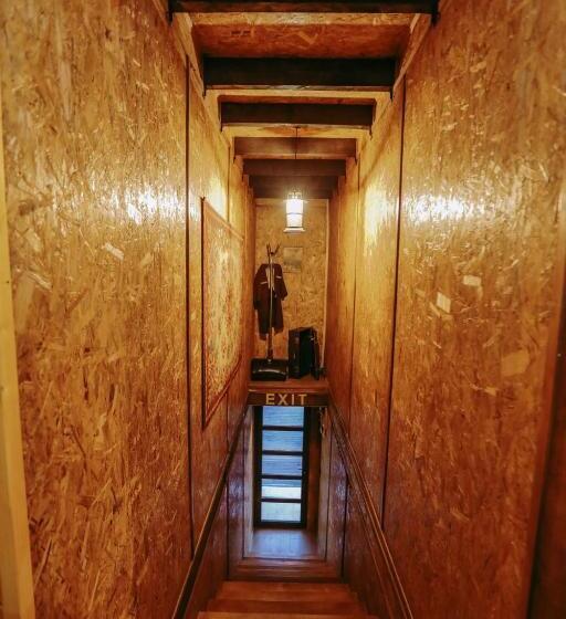 سوئیت جونیور با چشمانداز کوهستان, Wooden Hotel Kazbegi
