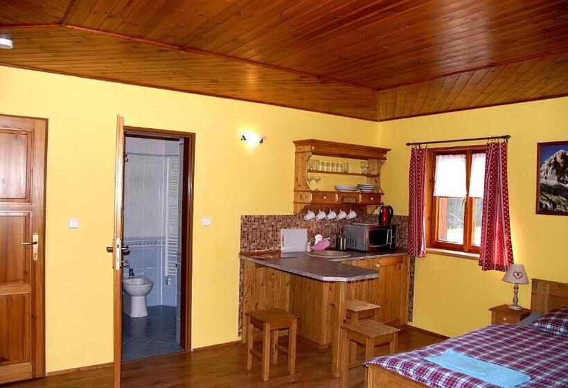 جناح مطلّ علي الجبل, Pension Cortina