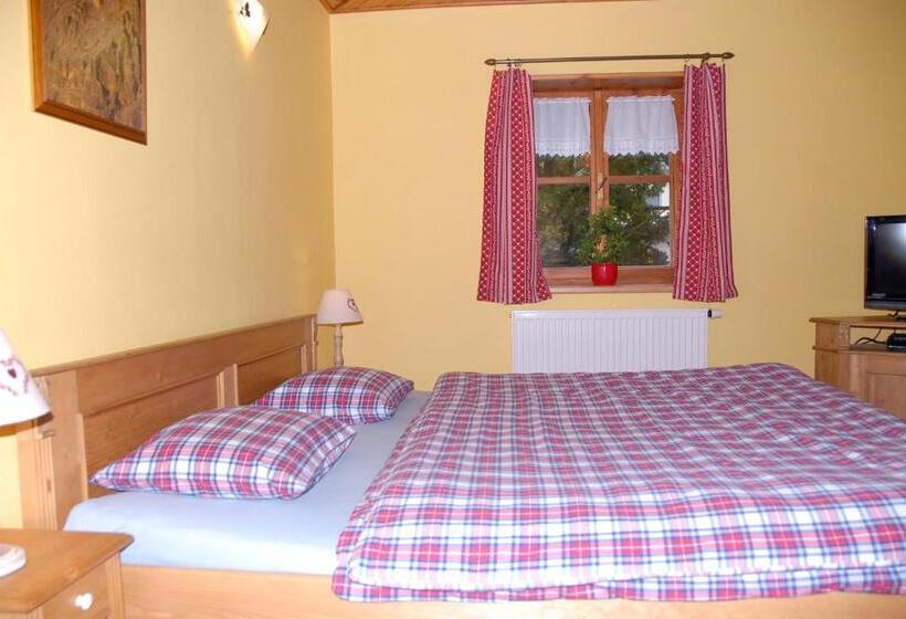 جناح مطلّ علي الجبل, Pension Cortina