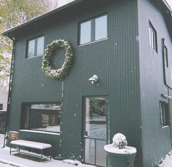 Дом 3 Спальни, The Lakeside Motel