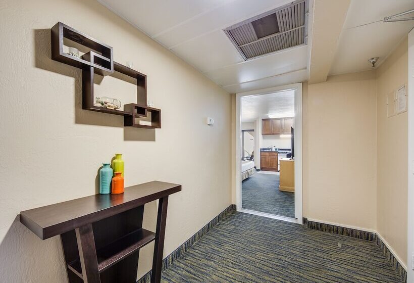 Люкс Семейный 2 Спальни, Beachside Hotel   Daytona Beach   No Pool
