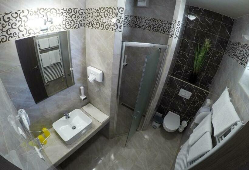 Семейный Номер, Főnix Apartman