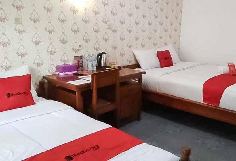 Семейный Номер, Reddoorz Plus @ Alun Alun Nganjuk