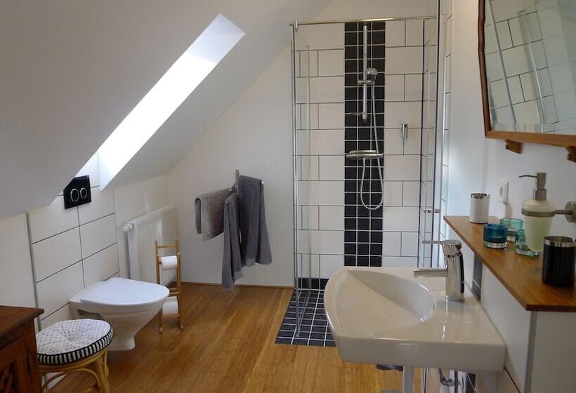 اتاق لوکس با چشم‌انداز باغ, Lilla Trulla Gårdshotell   Feels Like Home