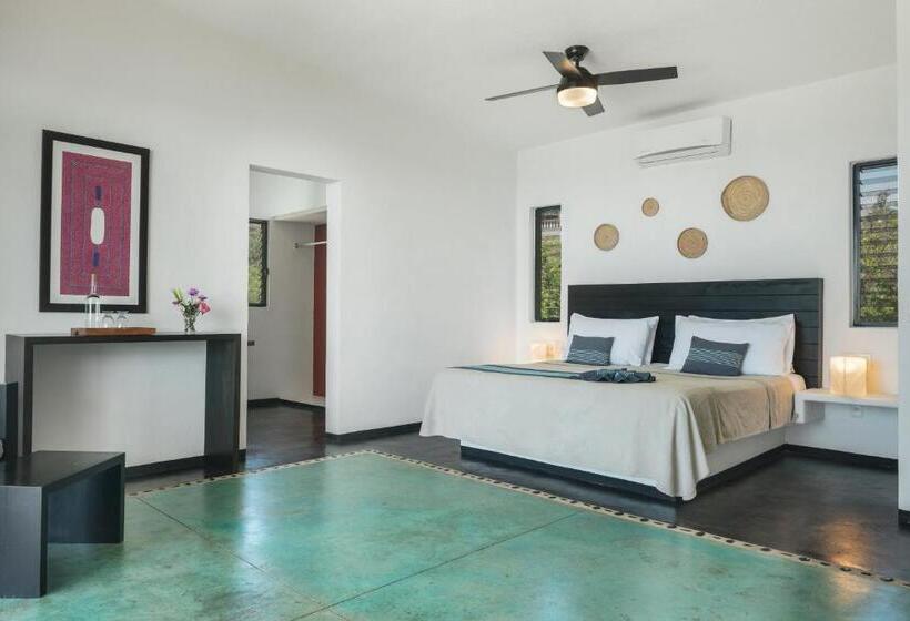 스위트 킹사이즈 침대, Manta Raya Hotel   Right On The Beach