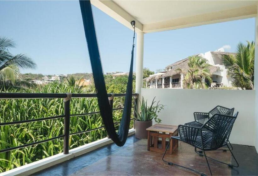 스위트 킹사이즈 침대, Manta Raya Hotel   Right On The Beach