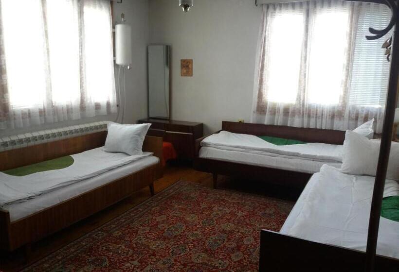 Номер Стандарт Трехместный, Guest House Ahp