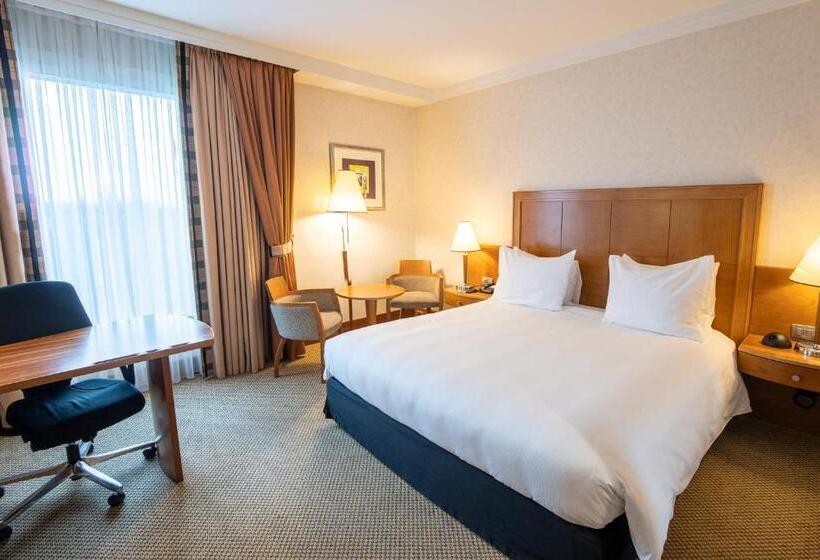 看到停车场的带双人床的标准房间, Crowne Plaza Brussels Airport, An Ihg