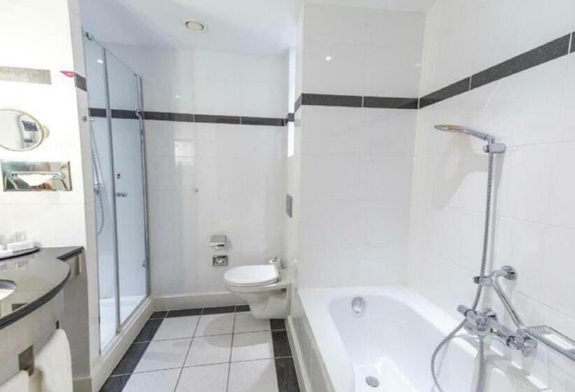 看到停车场的带双人床的标准房间, Crowne Plaza Brussels Airport, An Ihg