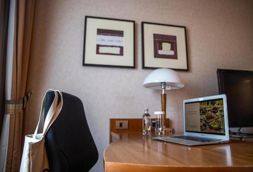 看到停车场的带双人床的标准房间, Crowne Plaza Brussels Airport, An Ihg