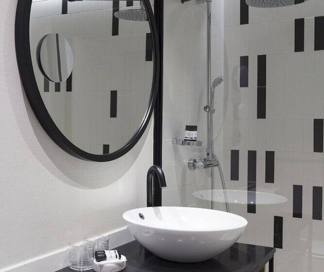 标准三人间, Icon Embassy