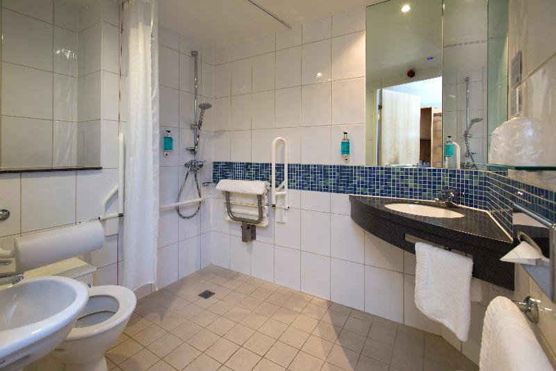 Номер Стандарт Адаптированный для Инвалидов, Holiday Inn Express Stevenage, An Ihg