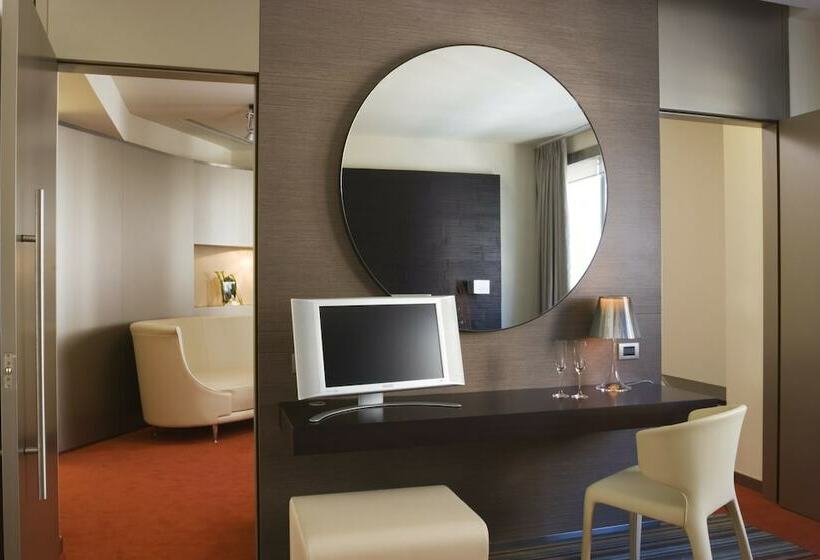 Полулюкс, Unahotels T Hotel Cagliari