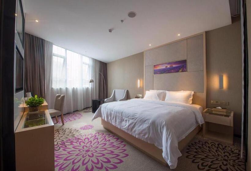 带大床的豪华间, Lavande Hotel Huizhou High Speed Railway South Station Wanlian Square