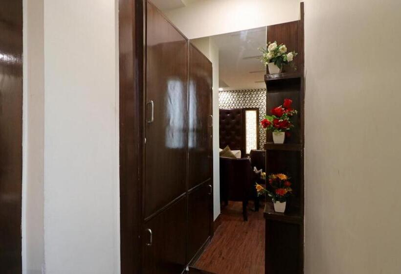 디럭스 트리플 룸, Mannat International By Mannat