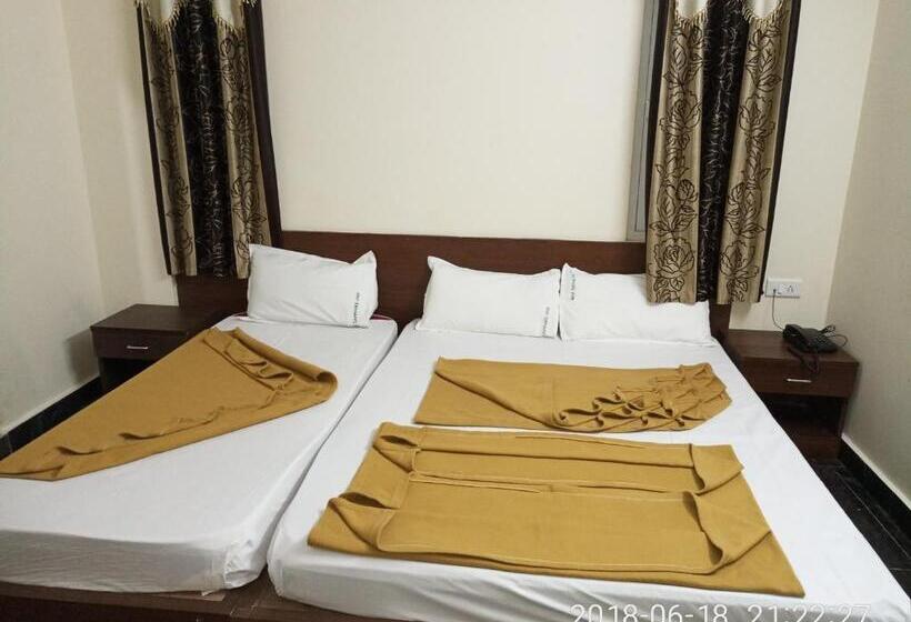 חדר אקונומי לשלושה, Sahara Inn
