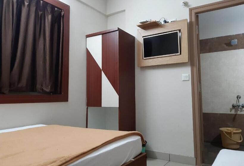 חדר אקונומי לשלושה, Sahara Inn