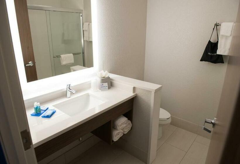 Номер Стандарт Адаптированный для Инвалидов, Holiday Inn Express & Suites Dayton North   Vandalia, An Ihg