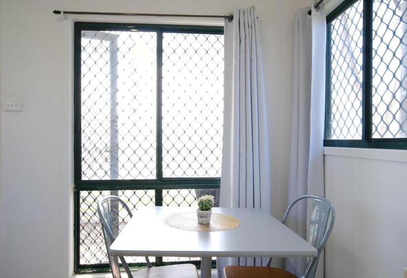 Хижина, Lakeside Inn Wollongong