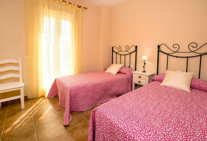 Апартаменты 3 Спальни, Leo Rentals