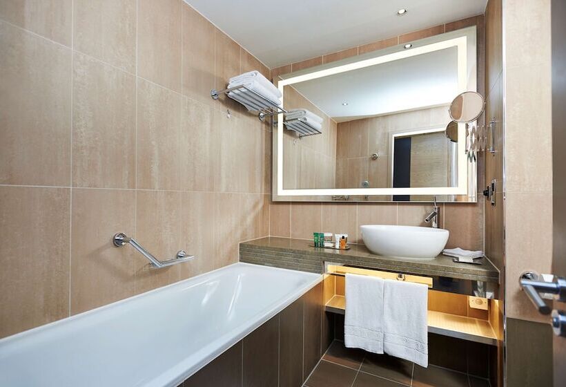 Номер Deluxe Кровать Кинг, Hilton London Tower Bridge