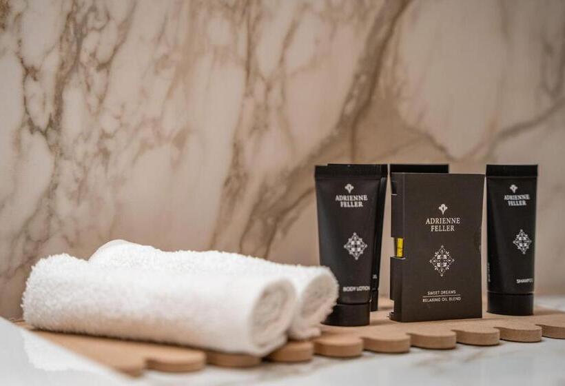 Полулюкс, Queen S Court Hotel & Residence