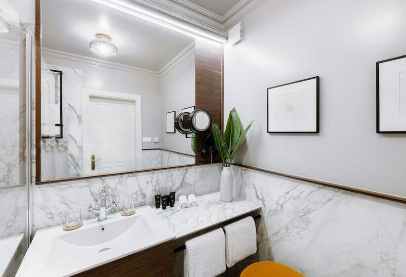 Люкс Deluxe Кровать Кинг, Queen S Court Hotel & Residence