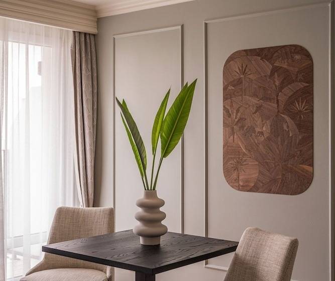 Люкс Deluxe Кровать Кинг, Queen S Court Hotel & Residence
