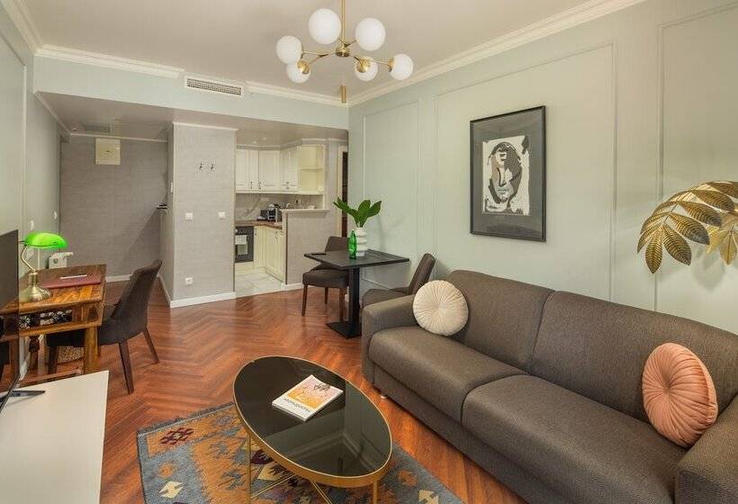 高级三人间, Queen S Court Hotel & Residence