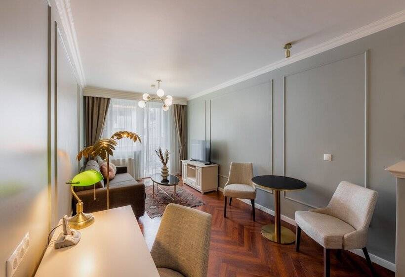 高级三人间, Queen S Court Hotel & Residence