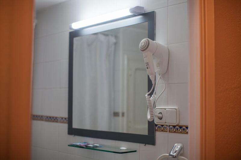 バルコニー付きスタンダードトリプルルーム, Hostal Los Pinos