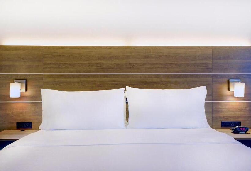 اتاق استاندارد با تخت بزرگ, Holiday Inn Express Whitby Oshawa, An Ihg