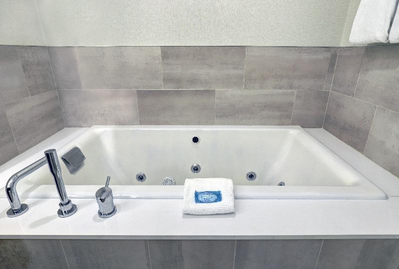 带大床的套房, Holiday Inn Express Whitby Oshawa, An Ihg