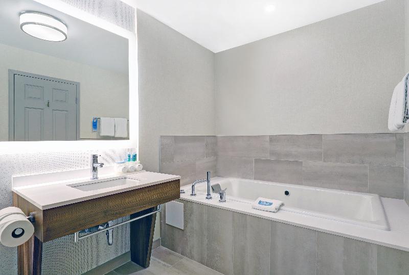 سوئیت با تخت بزرگ, Holiday Inn Express Whitby Oshawa, An Ihg