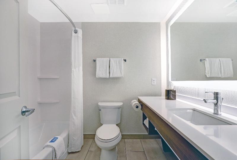 适合残疾人士使用的带超级大床的标准间, Holiday Inn Express Whitby Oshawa, An Ihg