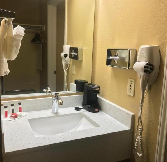 キングサイズベッドのスタンダードルーム, Days Inn By Wyndham San Antonio Airport