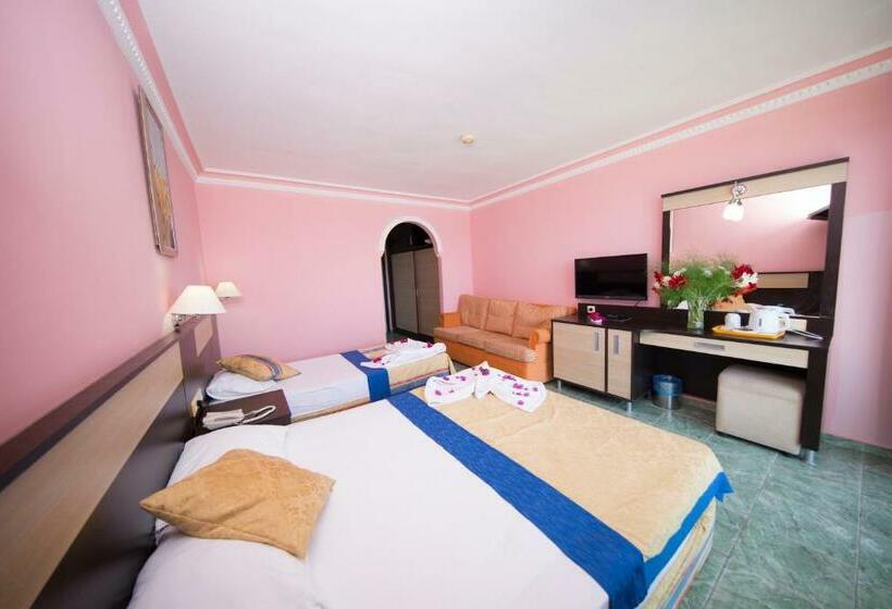 חדר בסיסי לשלושה, First Class Hotel   All Inclusive