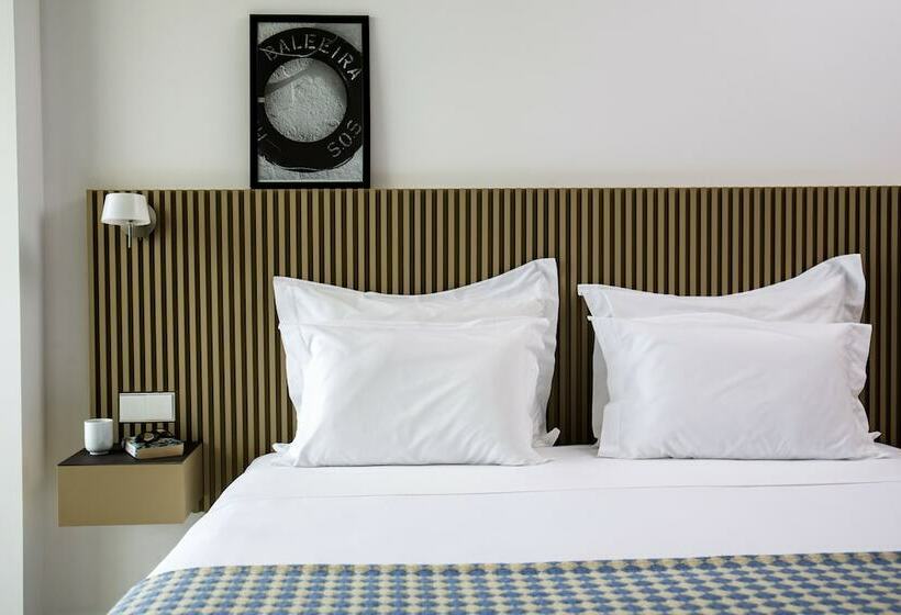 Quarto standard vista mar lateral, Memmo Baleeira   Design Hotels