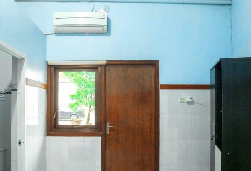 Номер Стандарт, Hp Residence Mitra Reddoorz Near Alun Alun Kediri