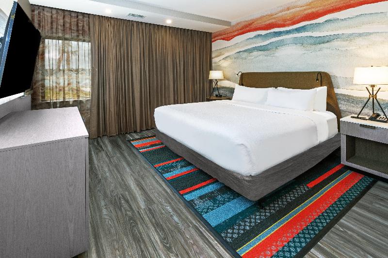 غرفة قياسية سرير كينج لذوى الإحتياجات الخاصة, Indigo Spring   Woodlands Area, An Ihg