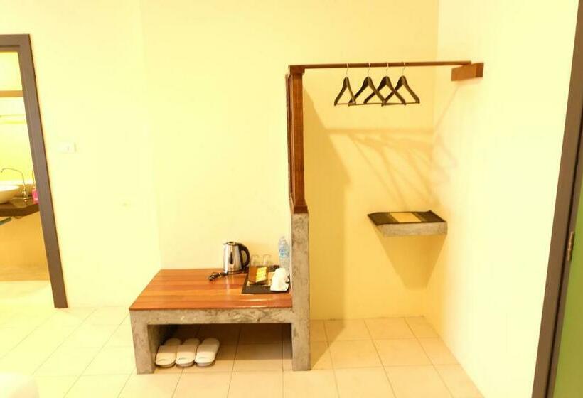 غرفة قياسية مزوَّدة بشُرفة, The Meeting House Aonang   Self Service