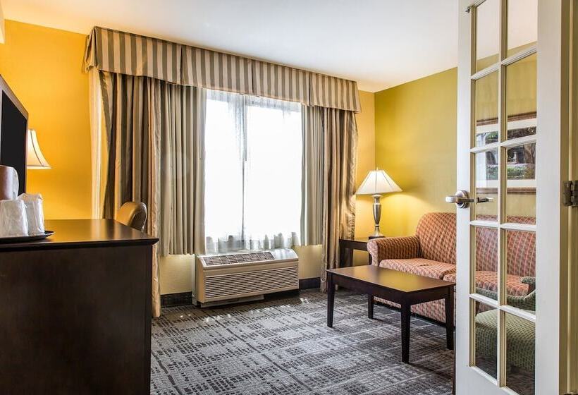 Люкс, Clarion Hotel & Suites Hamden New Haven