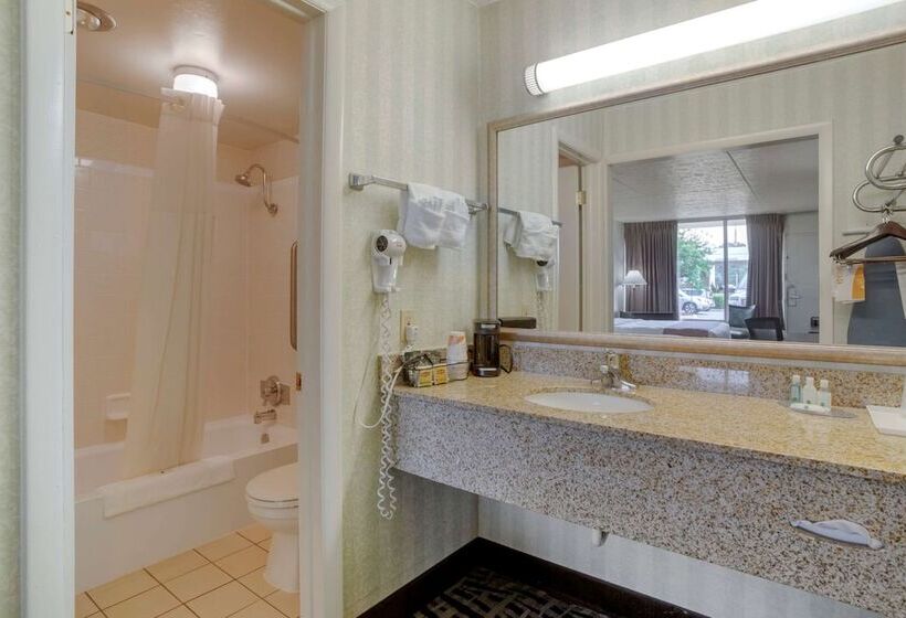 스탠다드 룸 더블 침대 2개, Quality Inn Fredericksburg Near Historic Downtown