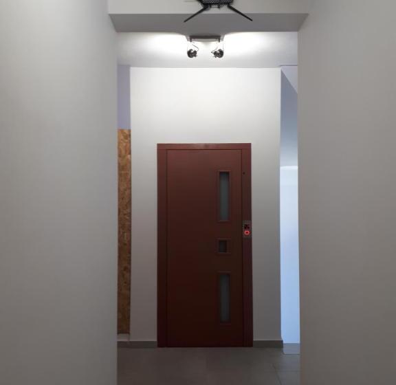 基本三人间, Vial Rooms