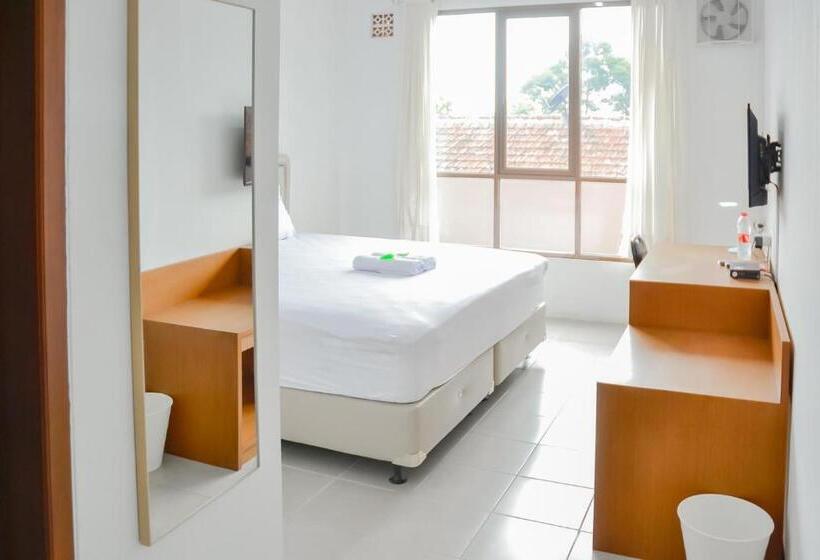 Номер Superior, Bumi Ciboled Mitra Reddoorz Near Gerbang Tol Pamulihan