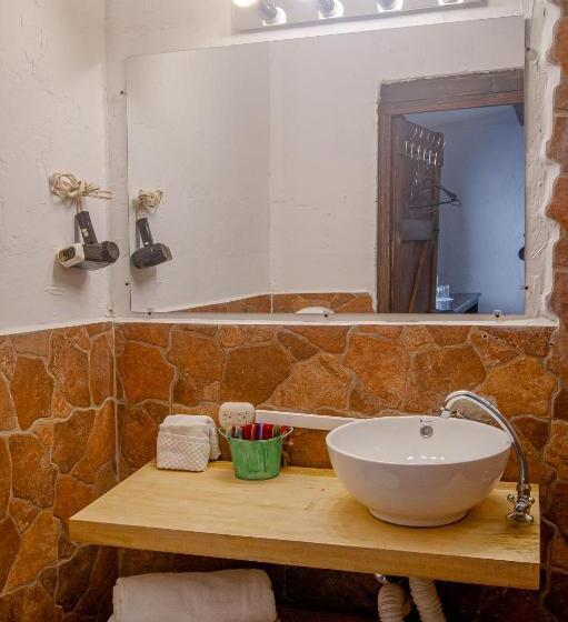 اتاق استاندارد چهار تخته, Nikikot Hostel &